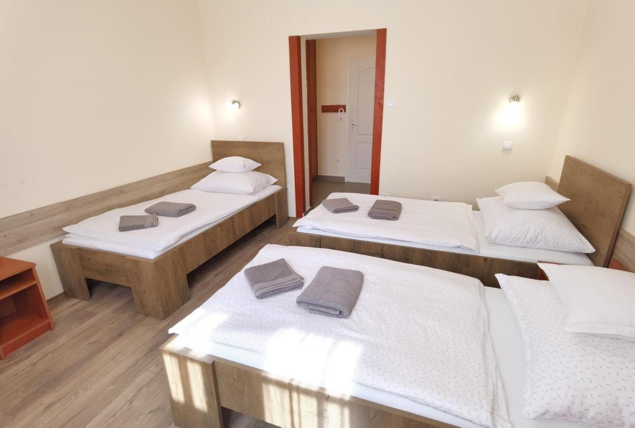 Kamilla Panzio Es Rendezvenyhaz Bed & Breakfast Balmazújváros Eksteriør bilde