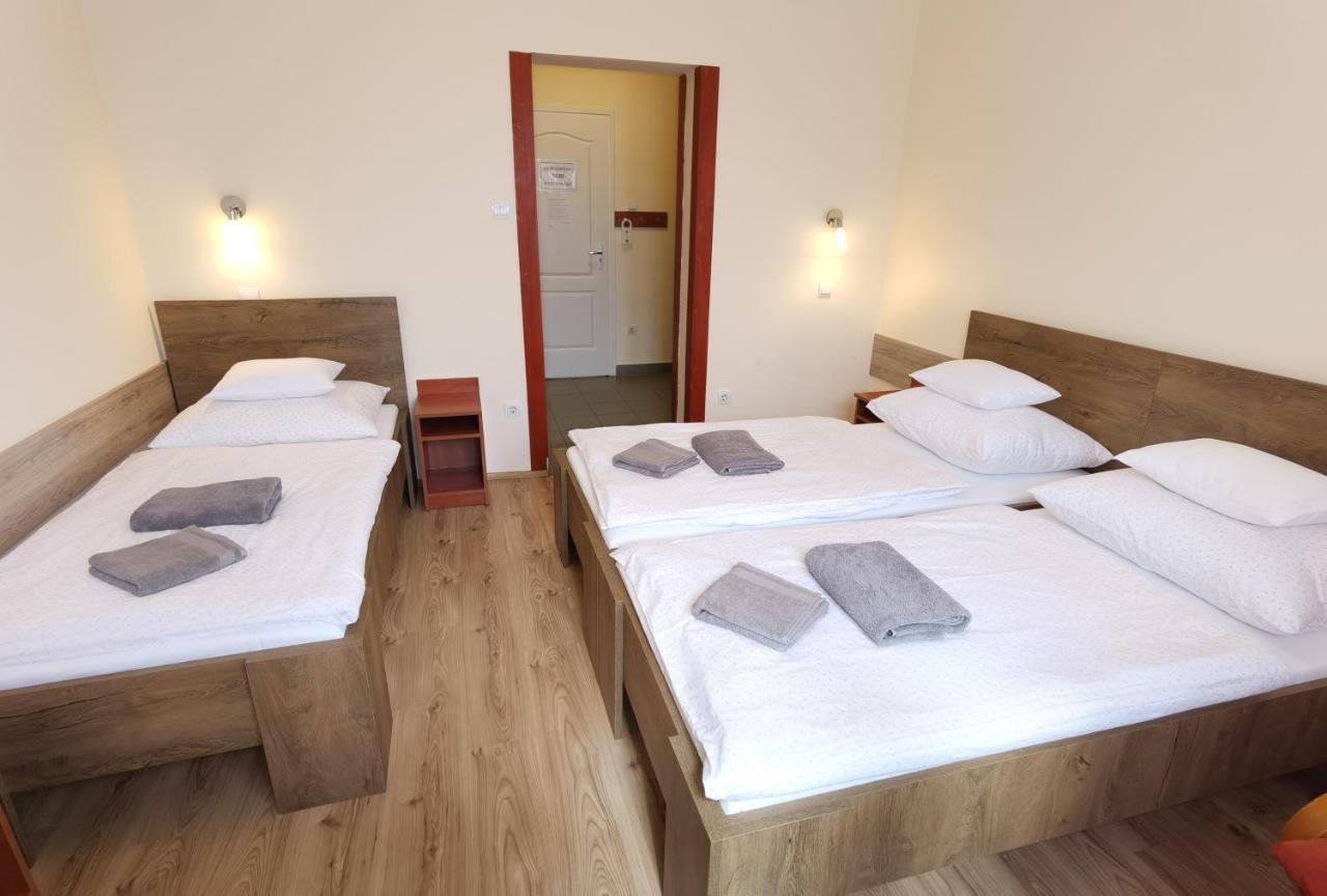 Kamilla Panzio Es Rendezvenyhaz Bed & Breakfast Balmazújváros Eksteriør bilde